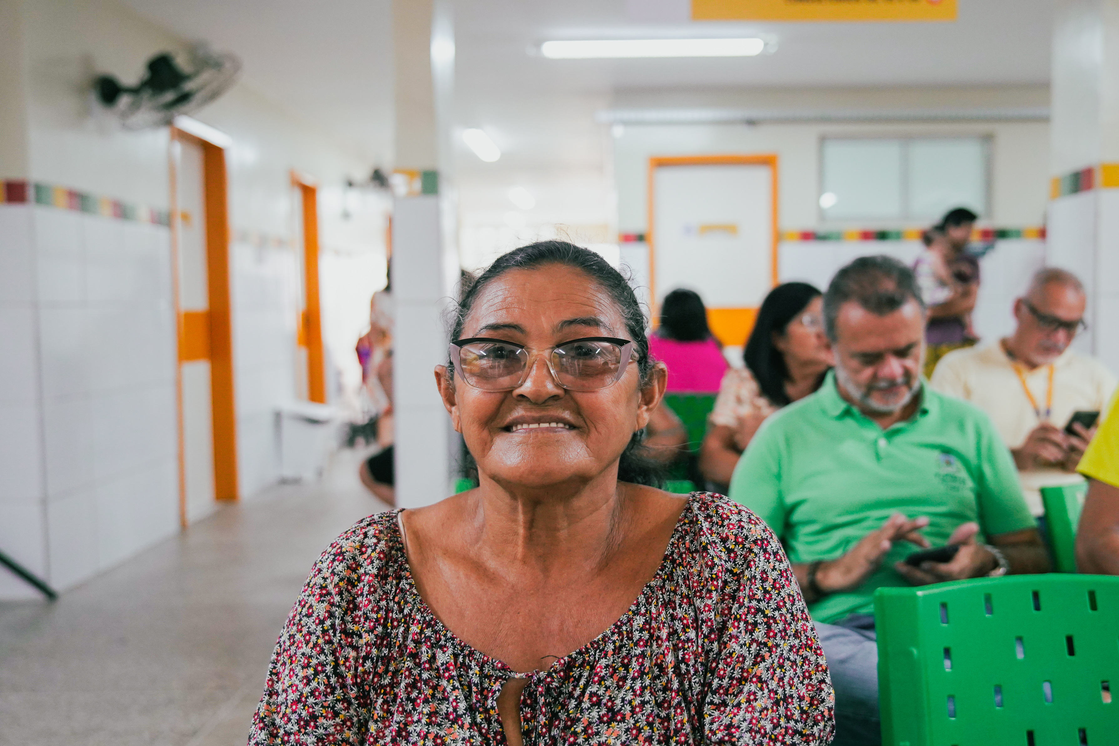 mulher posa para a foto